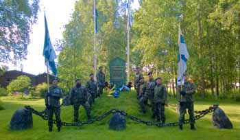 Finska militärer vid Dunkers monument 2015